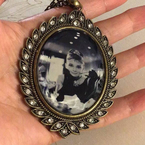 Audrey Hepburn Necklace - Picture 7 of 9
